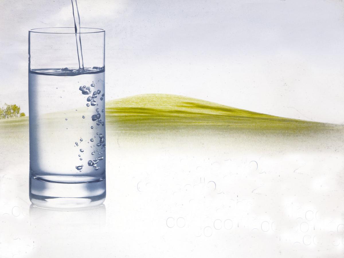 Un vaso con agua